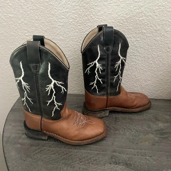 Cody James Black and Brown Western Cowboy Boots - Picture 2 of 9